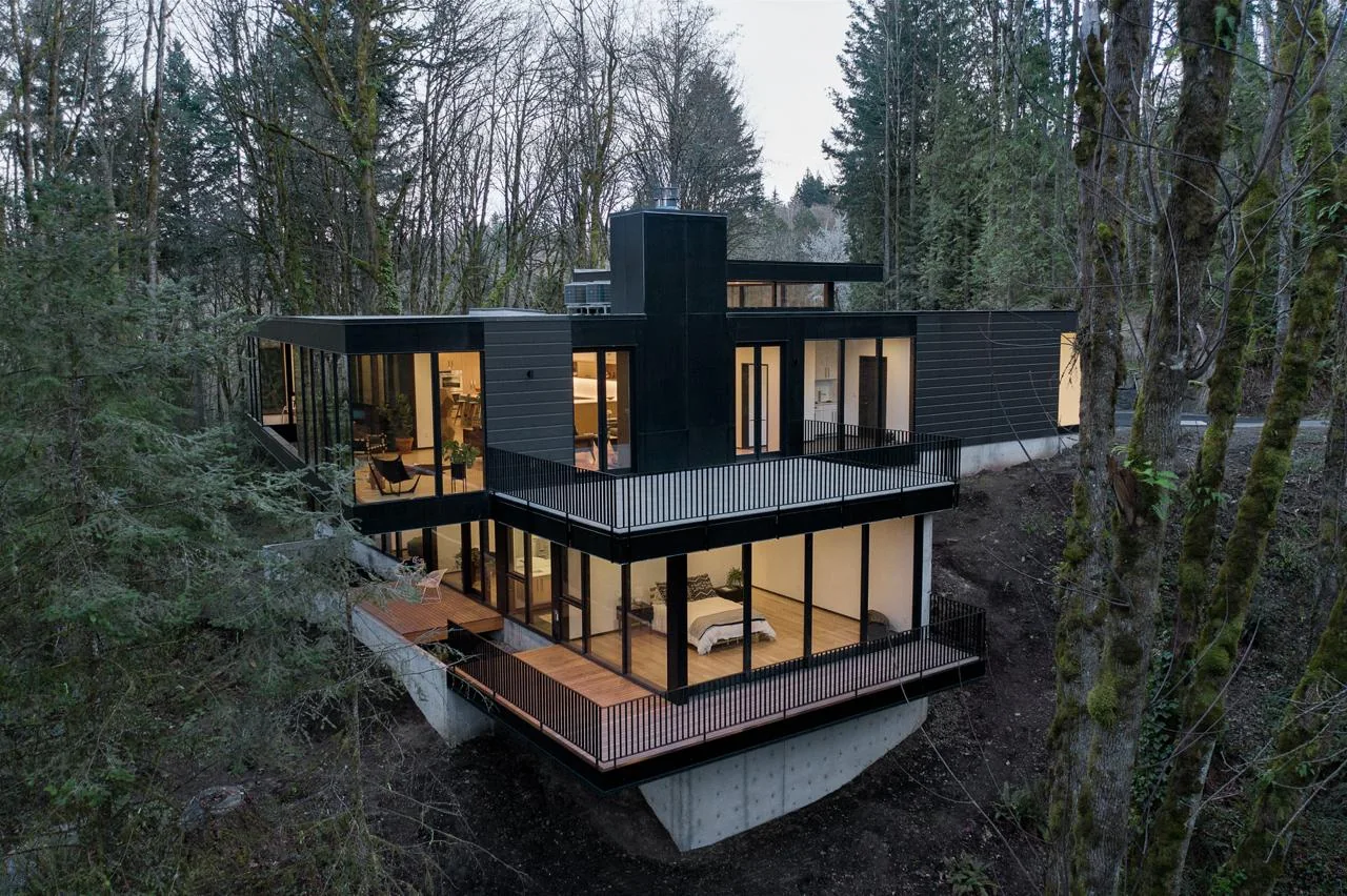 Arsitektur rumah modern di area hutan